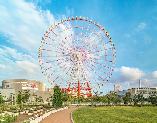 Odaiba Tokyo Palette Town Sky Wheel with surrounding park and buildings.