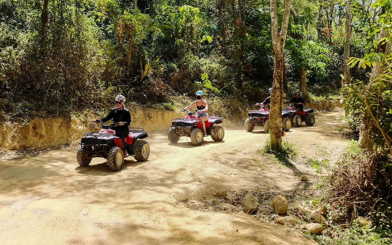 Participantes dirigindo ATVs na trilha, Phuket ATV Adventure tour