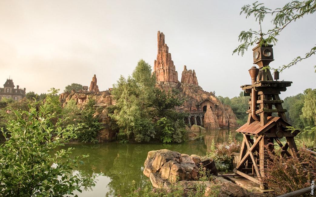 Frontierland's Big Thunder Mountain and river in Disneyland Paris.