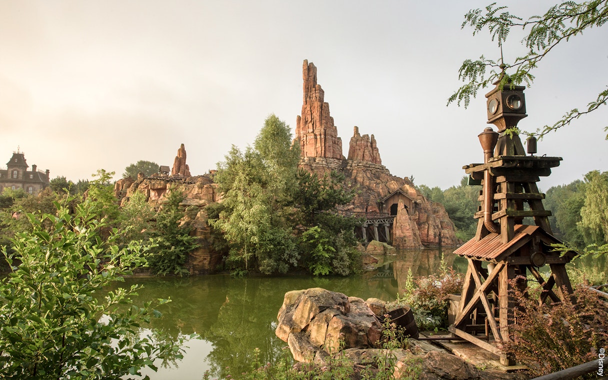 Frontierland's Big Thunder Mountain and river in Disneyland Paris.