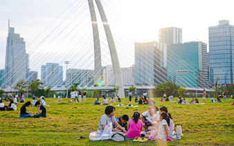 ho chi minh city walking tour: nguyen hue walking street & thu thiem creative park-2