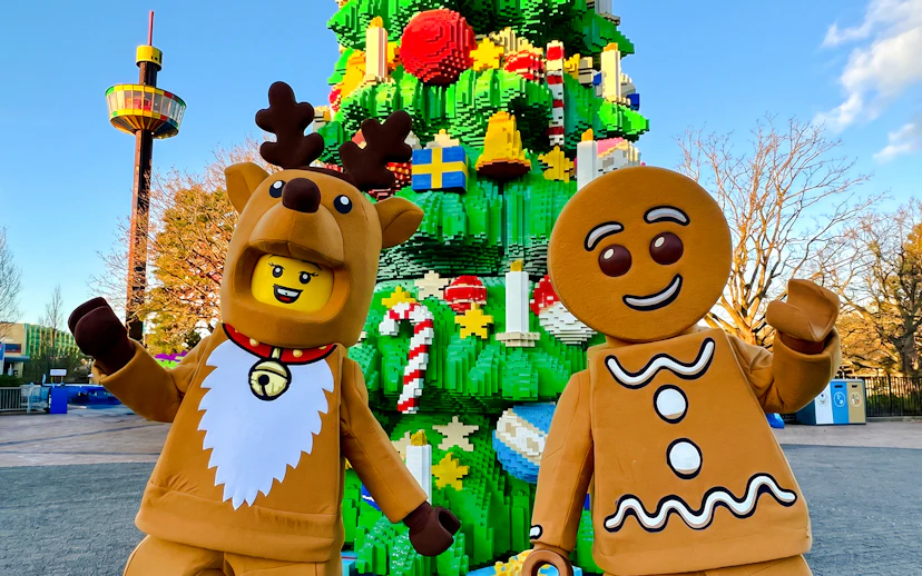 LEGO reindeer and gingerbread figures in front of a LEGO Christmas tree at LEGOLAND® Billund.