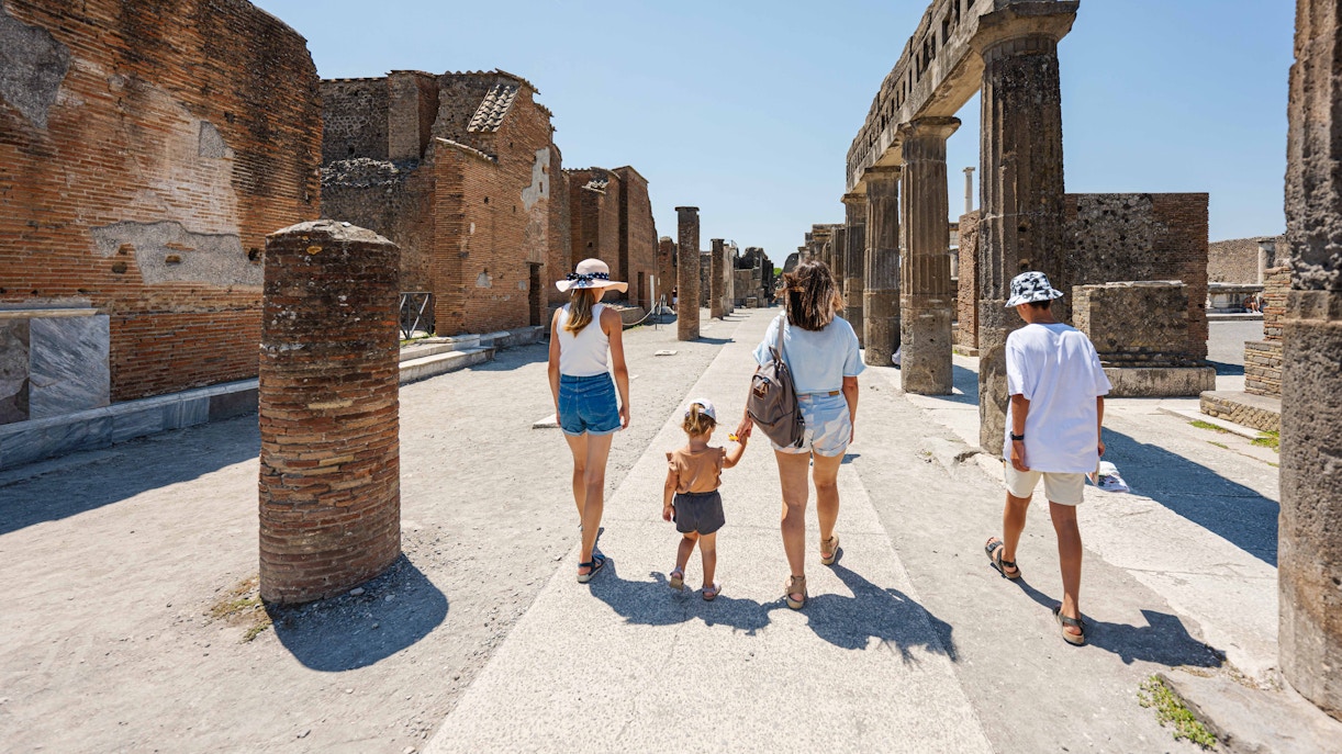 visit Pompeii statues