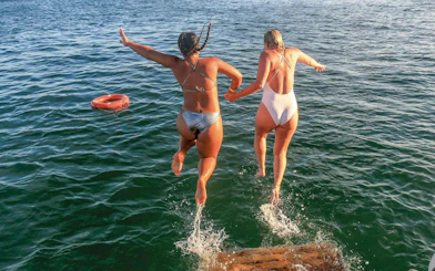 Tourists jumping into the sea during Vilamoura brunch and Benagil Caves tour.