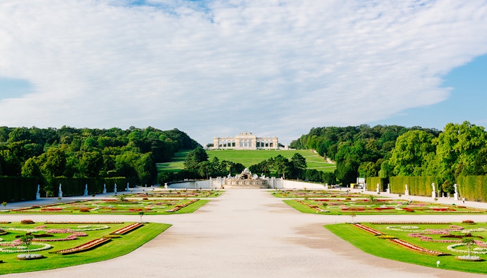 Gardens of the Schönbrunn Palace with the Gloriette in the background, Vienna.