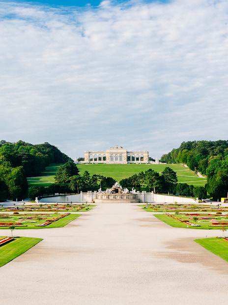Gardens of the Schönbrunn Palace with the Gloriette in the background, Vienna.
