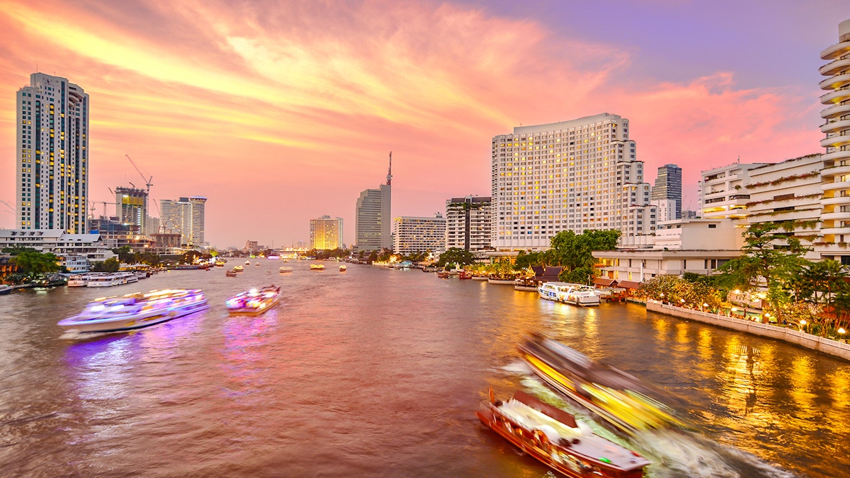 Cruises on the Chao Phraya River at twilight