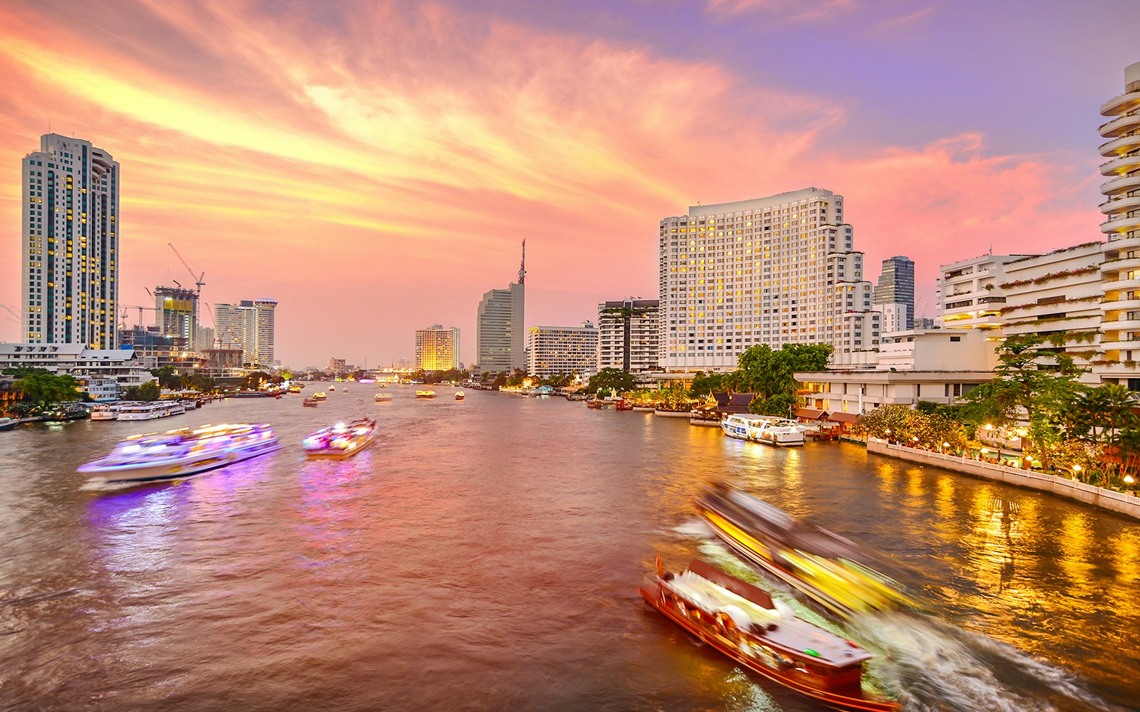 Cruises on Chao Phraya river at twilight