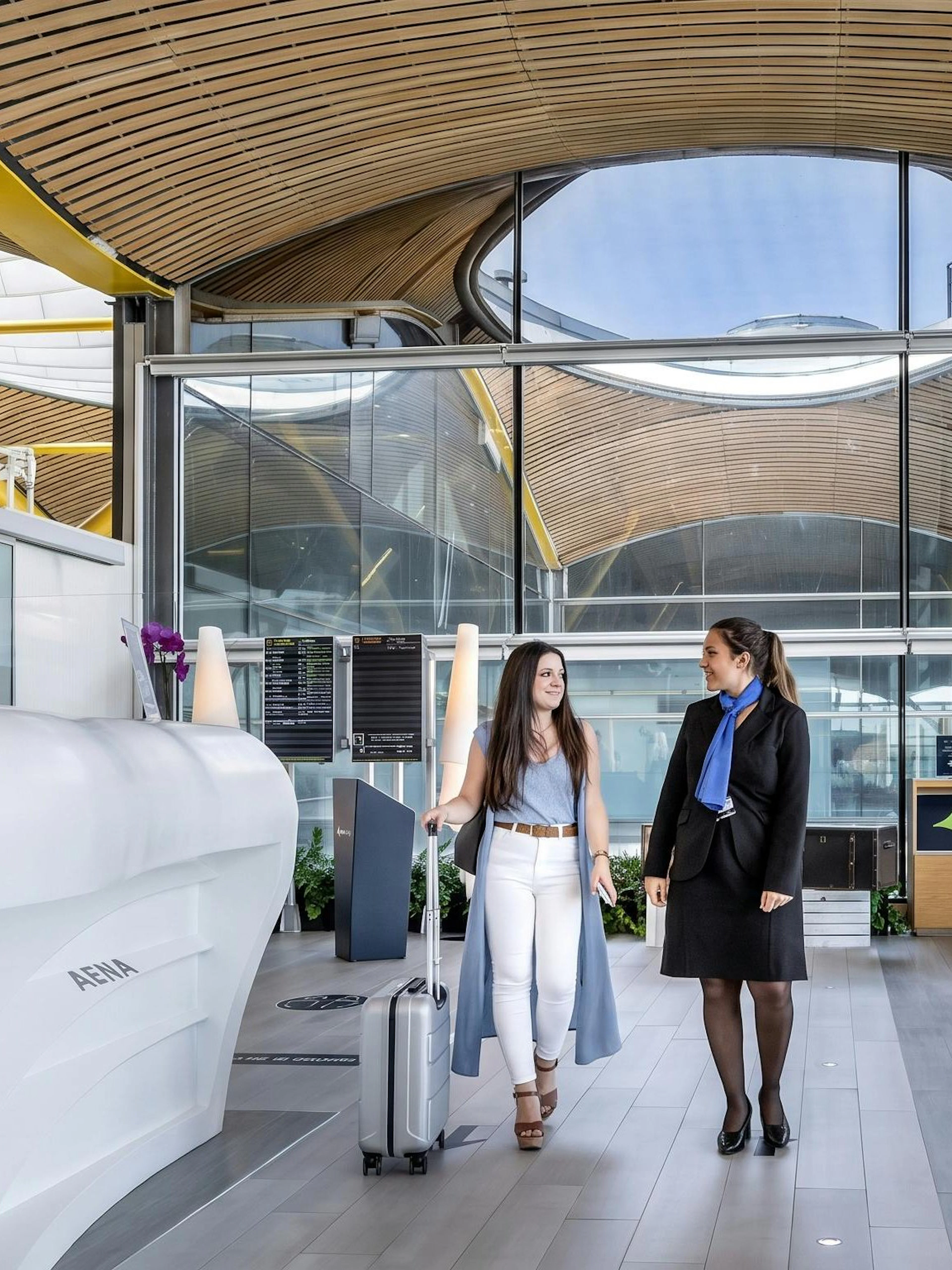 Sala VIP Neptuno lounge at Adolfo Suarez-Barajas Airport, Madrid, with modern seating and travelers.