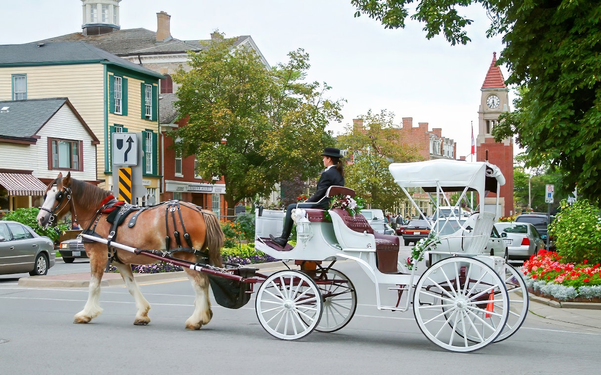 Horse-drawn carriage in Niagara-on-the-Lake, part of the Niagara Falls day tour from Toronto.
