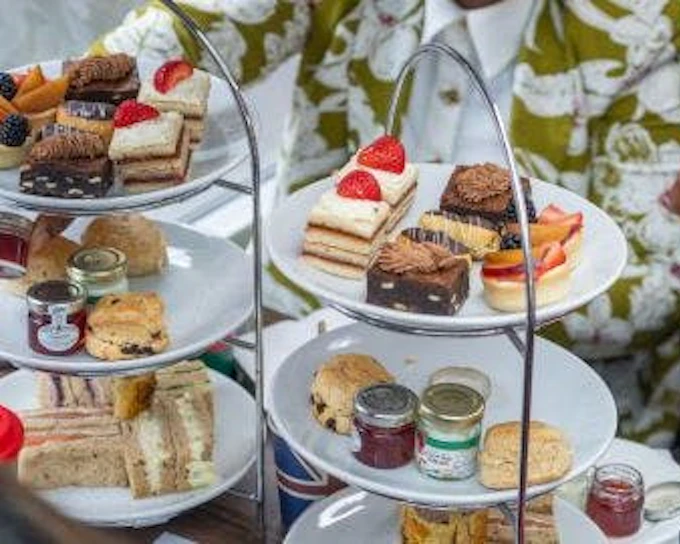 London Christmas Lights Guided Bus Tour with Afternoon Tea and Festive Drinks