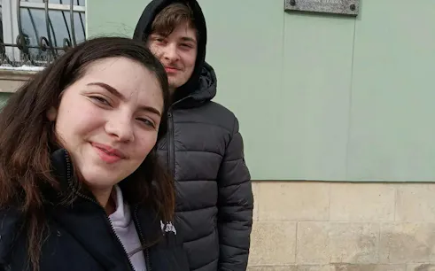 Two people smiling during the Krakow Murder Mystery self-guided city exploration game.
