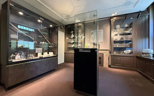 Exhibit of diamond artifacts at Stichting Diamant Museum Amsterdam.