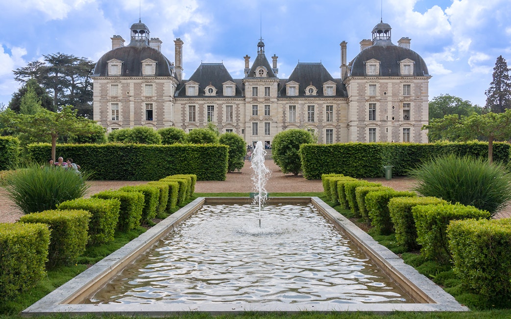 Loire Valley château with fountain and manicured gardens on a guided tour.