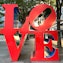 Scultura "Love" di Shinjuku