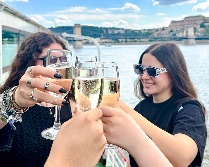Budapest Danube River Sightseeing Cruise with Brunch & Drinks