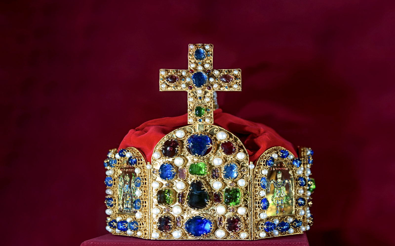Crown adorned with jewels and pearls at Kunsthistorisches Museum Vienna.