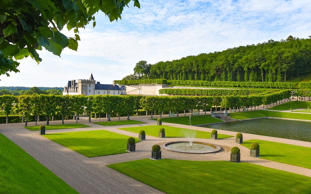 Water Garden at Château of Villandry with fountain and manicured hedges.