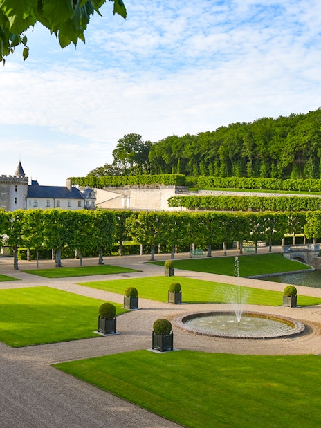 Water Garden at Château of Villandry with fountain and manicured hedges.