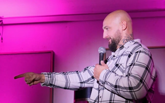 Comedian performing at Hamburg St. Pauli Bash Comedy show.