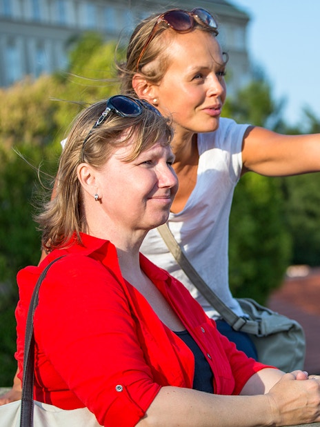 Guide pointing out directions to tourist during Arc de Triomphe walking tour.