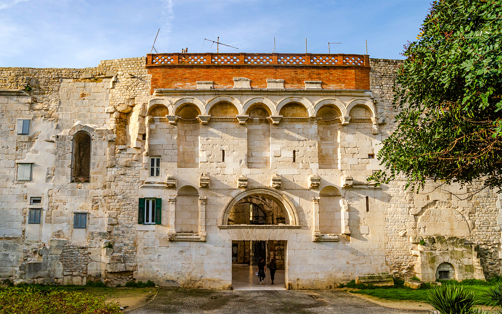 Puerta de Oro, Palacio de Diocleciano