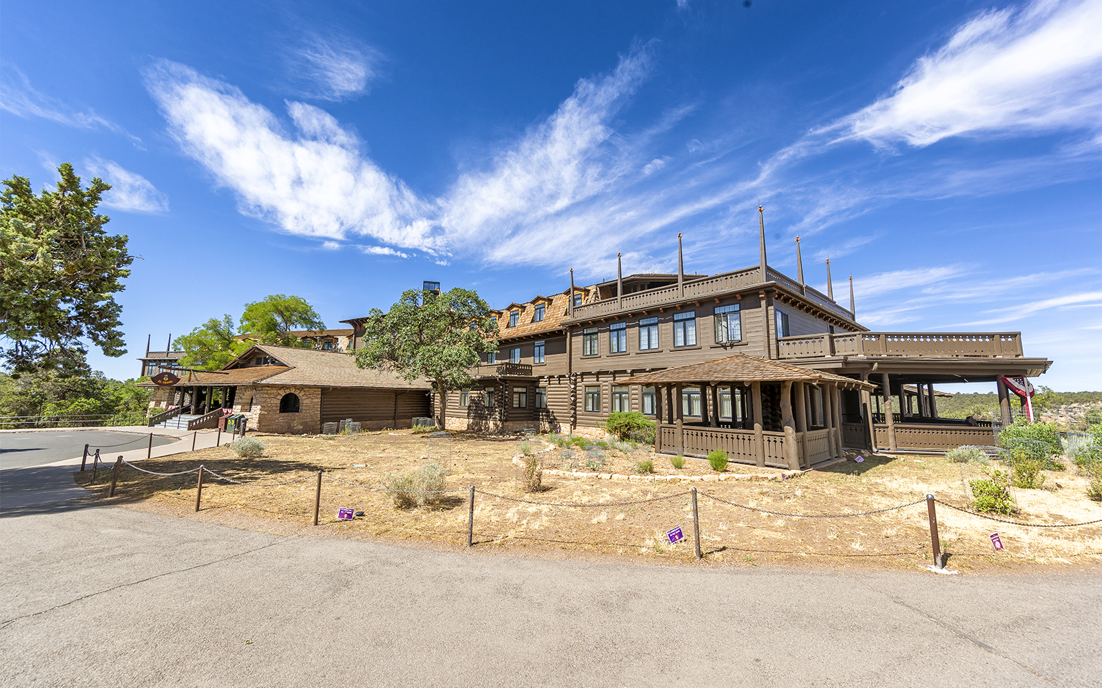 The El-Tovar Restaurant Lodge, a famous tourist attraction in Grand Canyon.