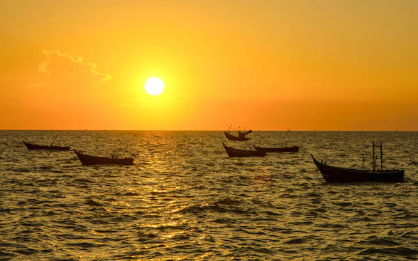 From Nice: Sunrise Boat tour with Breakfast and Snorkeling