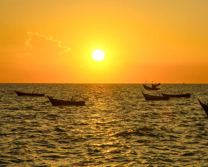 From Nice: Sunrise Boat tour with Breakfast and Snorkeling