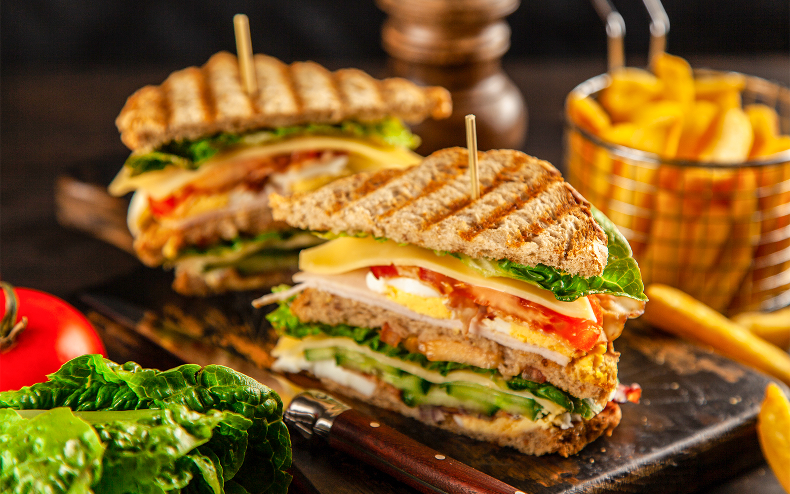 Dining area at Rotterdam Zoo with tables set among lush greenery.