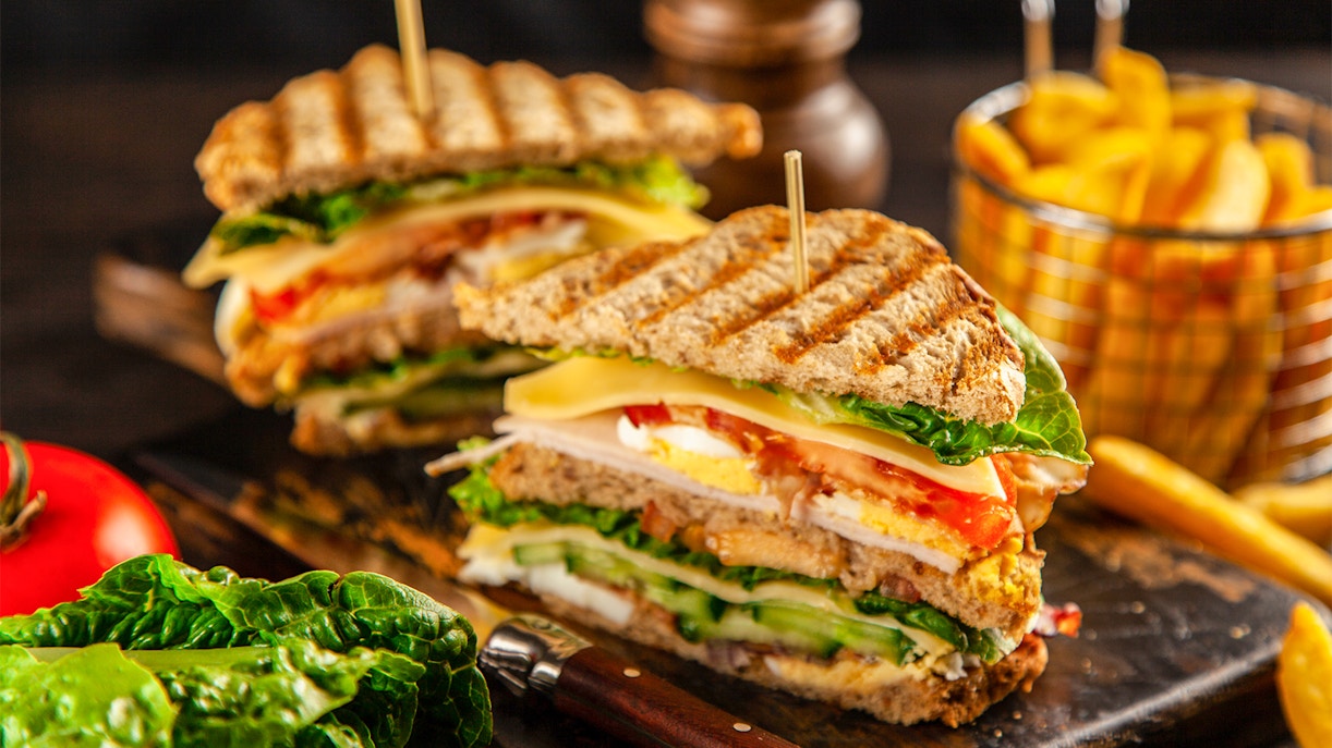 Dining area at Rotterdam Zoo with visitors enjoying meals near animal exhibits.
