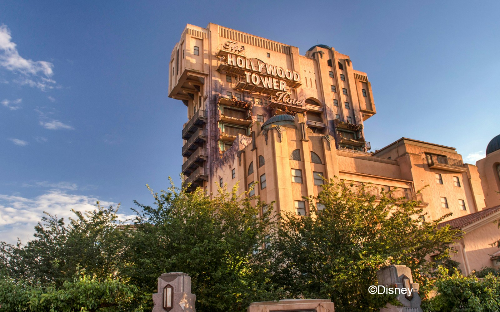 Torre del Terror en Disneyland París, con su fachada iluminada al atardecer.