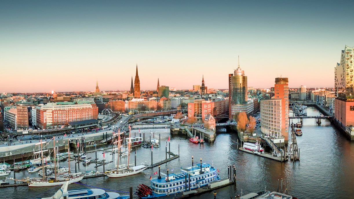 Schiffe im Hamburger Hafen mit der Hamburger Skyline im Hintergrund