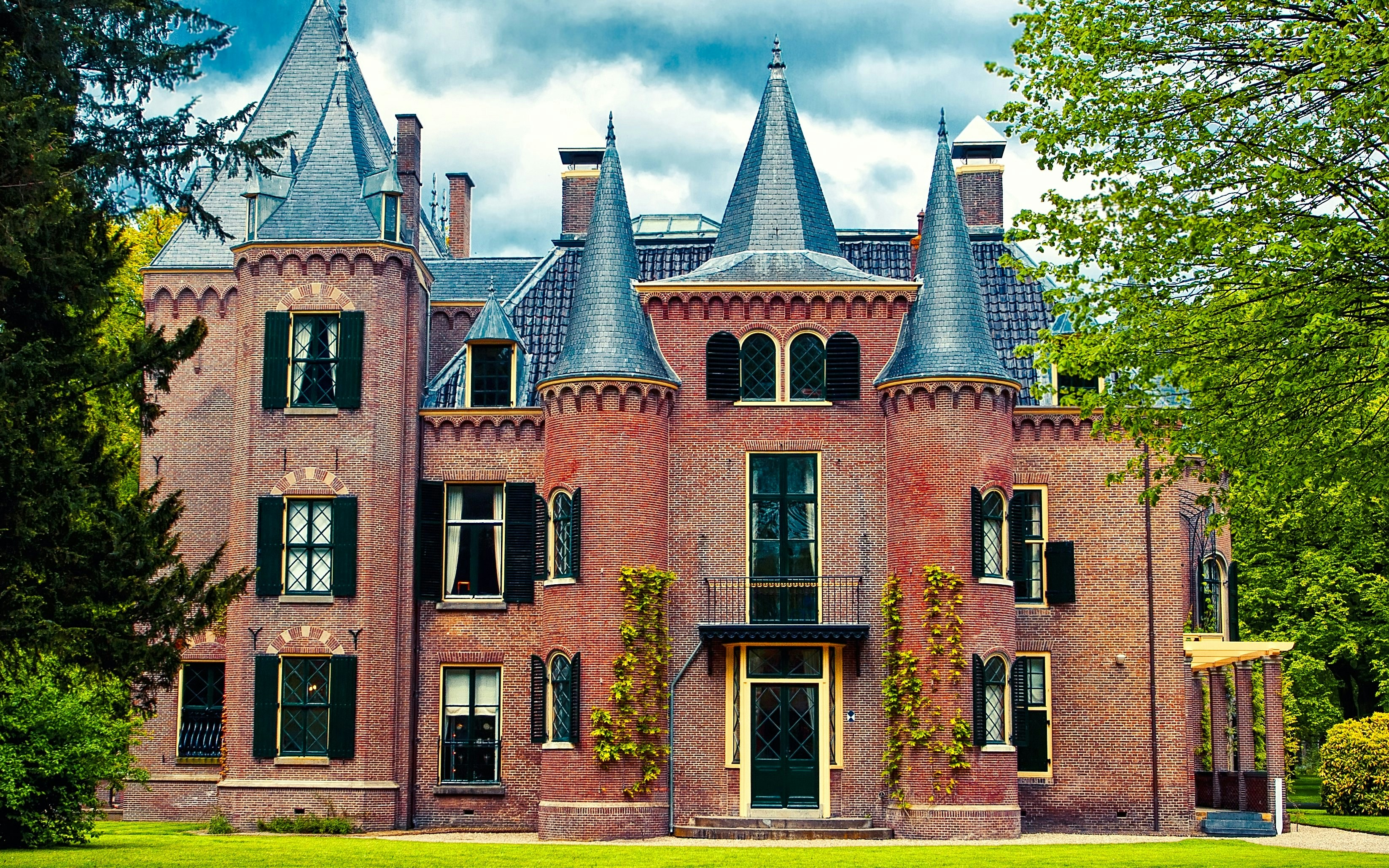 Keukenhof Castle in Holland with brick facade and conical towers.