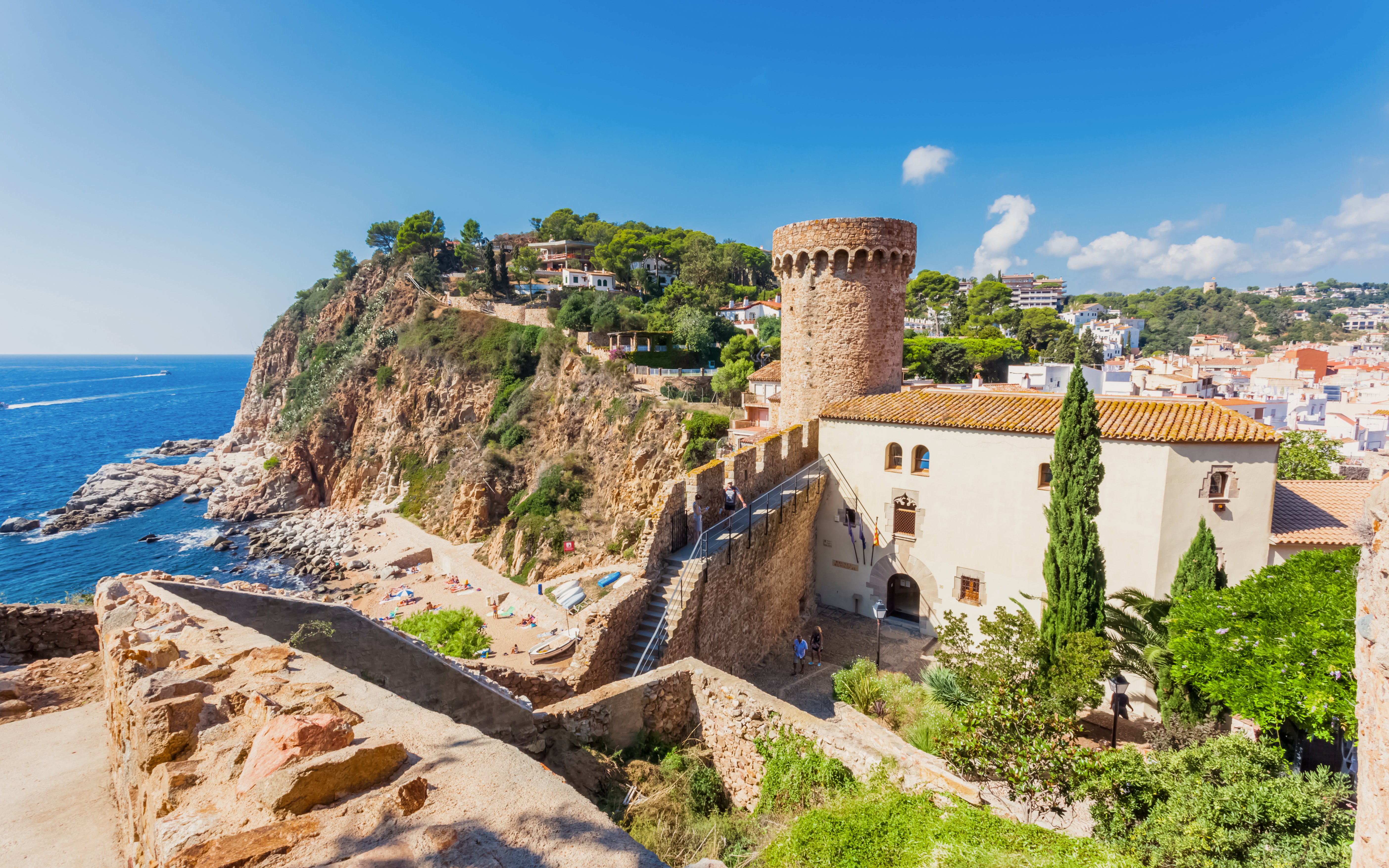 Tossa de Mar coastal view with medieval castle tower, Costa Brava, Espagne.