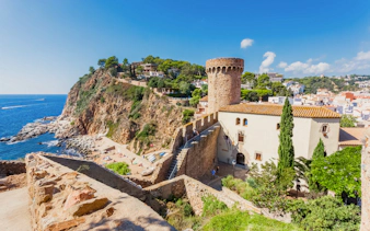 Tossa de Mar coastal view with medieval castle tower, Costa Brava, Espagne.