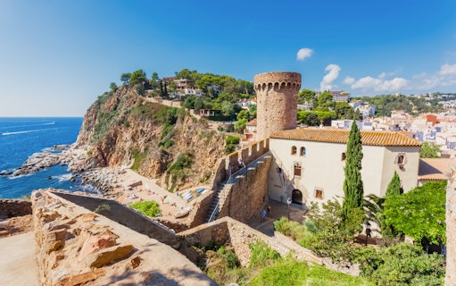 Tossa de Mar coastal view with medieval castle tower, Costa Brava, Espagne.
