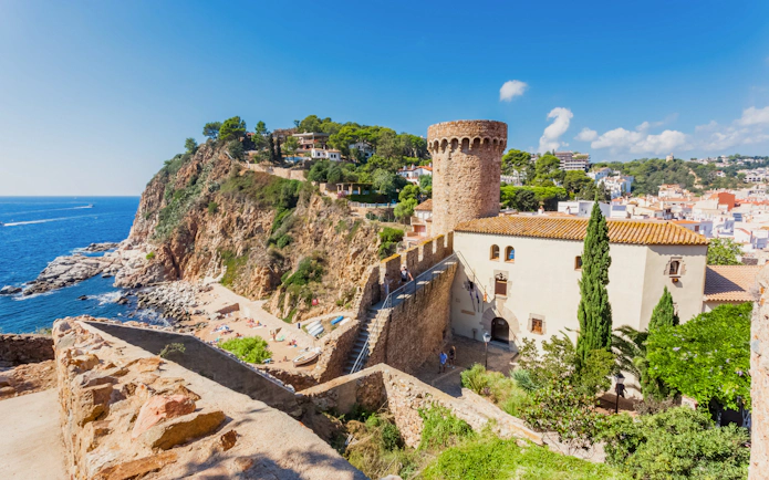 Tossa de Mar coastal view with medieval castle tower, Costa Brava, Espagne.