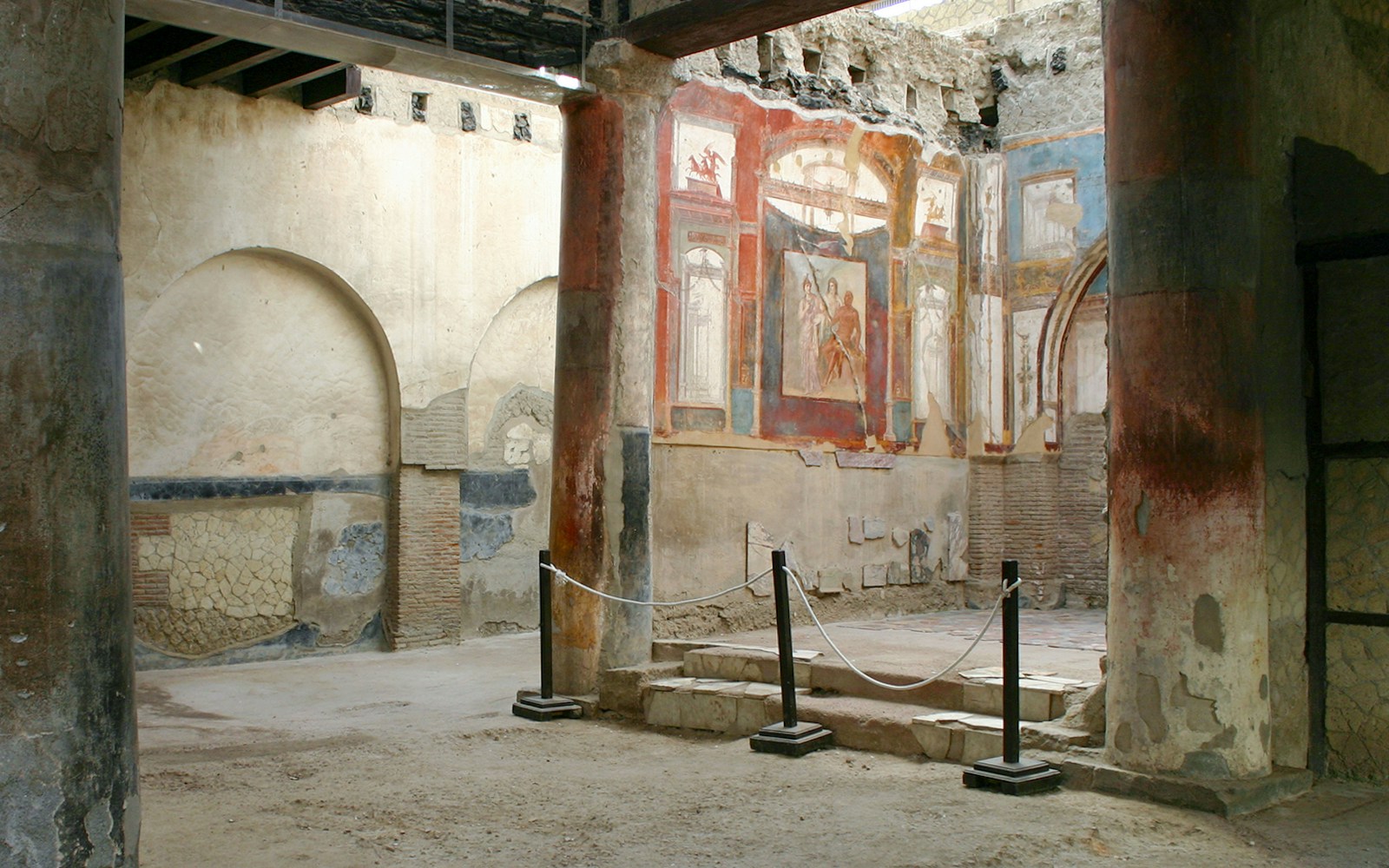 hall of the augustales - what to see in Herculaneum