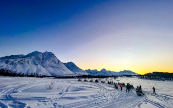 din tromsø: safari cu snowmobilul în alpii lyngen, cu prânz și băuturi calde-3
