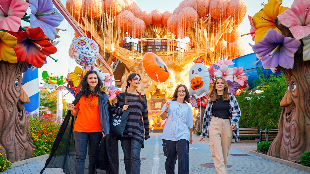 Gardaland Verona - Halloween - visitors entering the park