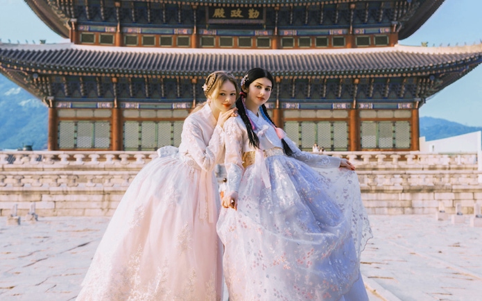 Women in hanbok at Gyeongbokgung Palace, Seoul.