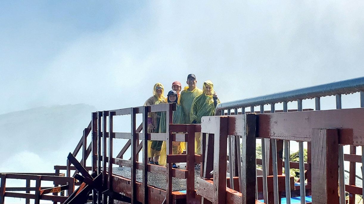tourists at niagara falls