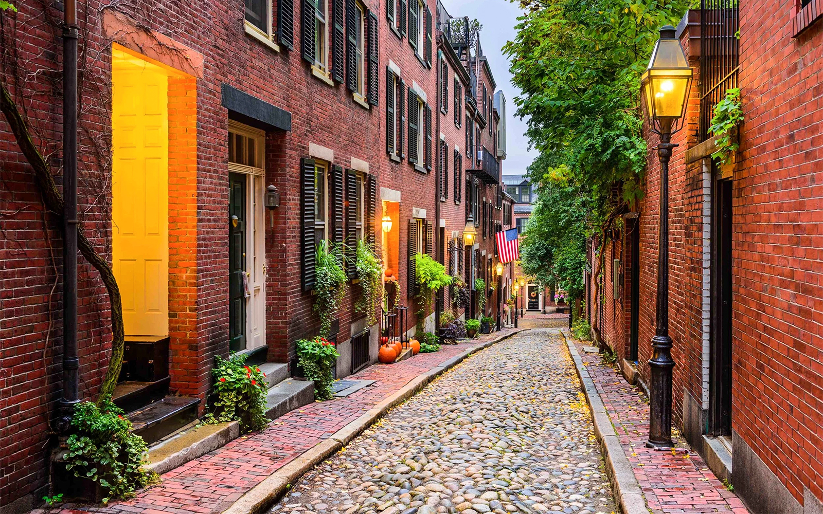 Cobblestone street with historic brick buildings on Acorn Street, Boston, Massachusetts.