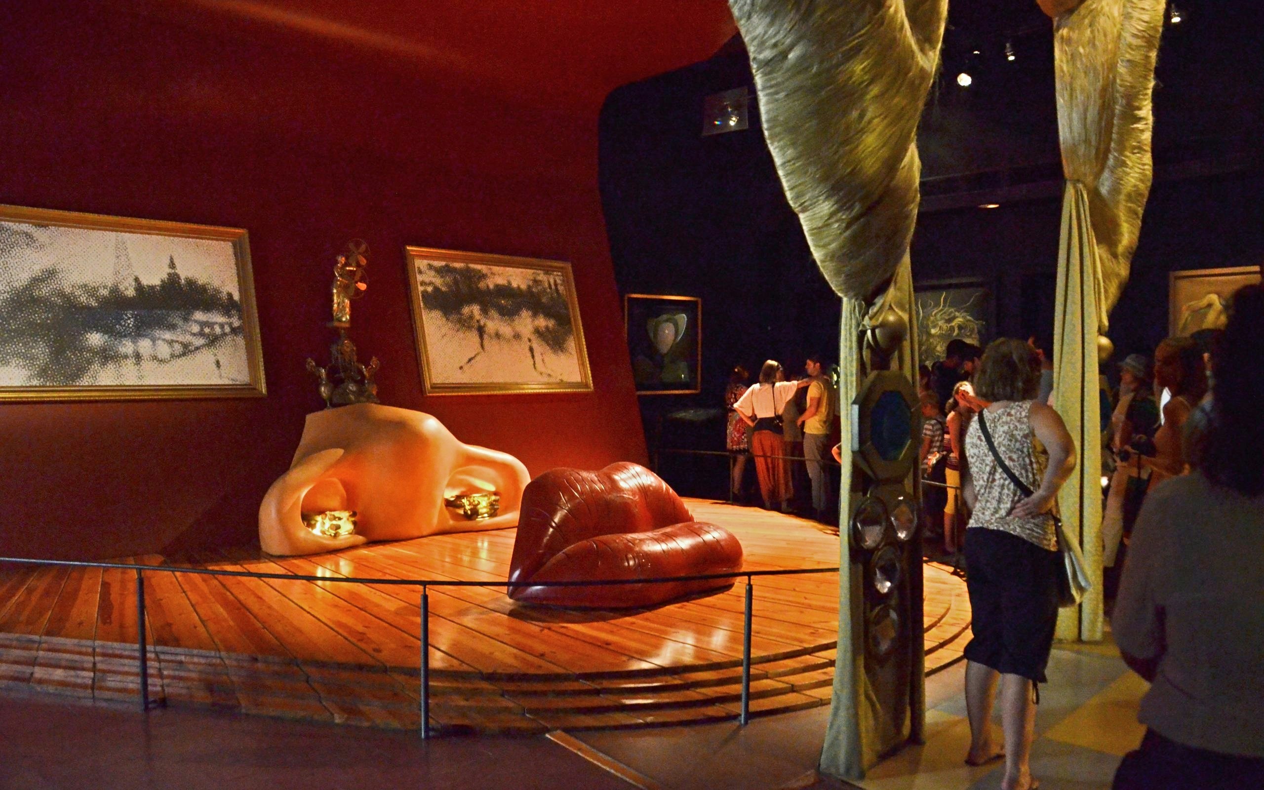 Mae West Room installation with sofa shaped like lips and facial features, Salvador Dalí Museum.