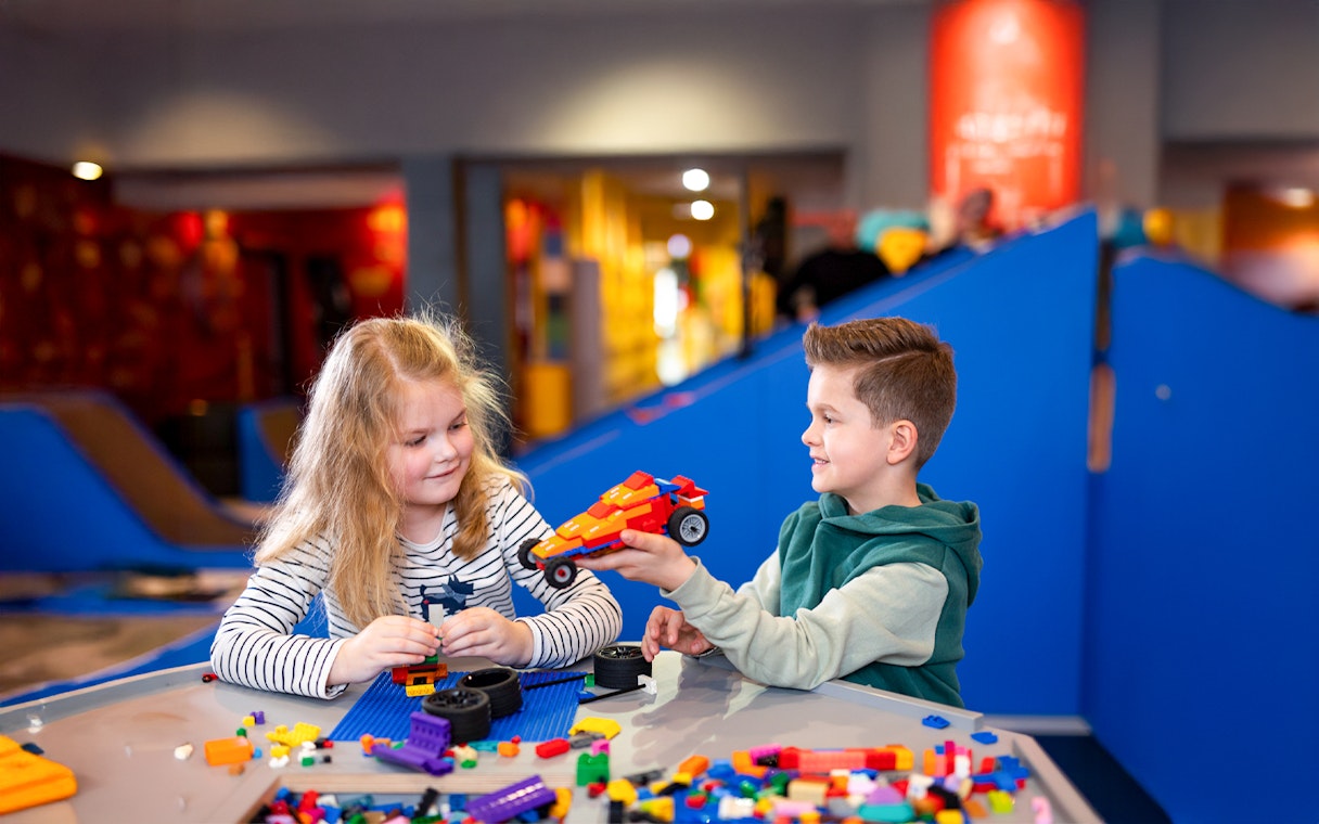 Kids building a Lego car at LEGOLAND Discovery Centre Oberhausen.