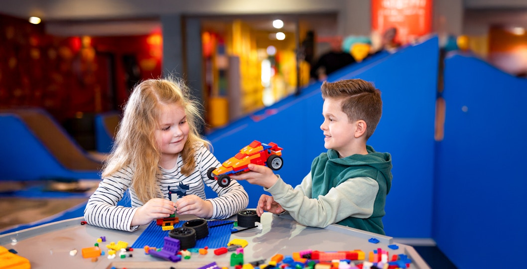 Kids building a Lego car at LEGOLAND Discovery Centre Oberhausen.