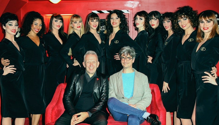 Jean-Paul Gaultier avec des interprètes au spectacle du Crazy Horse à Paris.