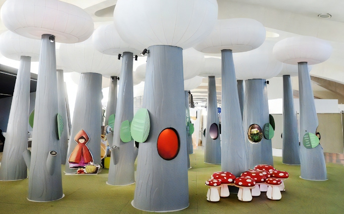Interactive exhibit with large tree structures at Príncep Felipe Science Museum.
