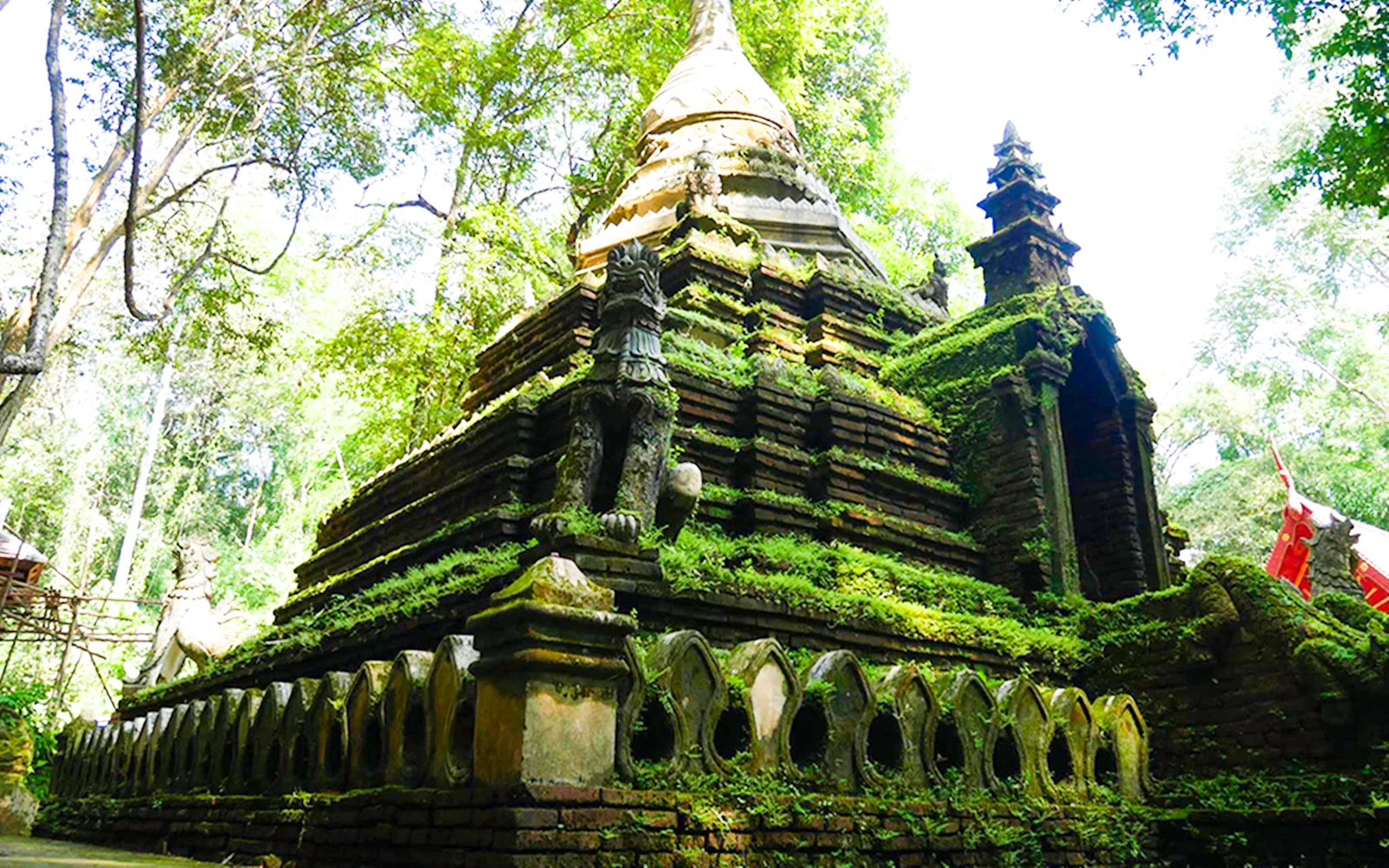 From Chiang Mai: Doi Suthep, Wat Pha Lat and Baan Kang Wat Tour Image 3